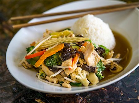 simsearch:700-00543669,k - Stir-fried vegetables with chicken and scented rice (Thailand) Foto de stock - Royalty Free Premium, Número: 659-08903756
