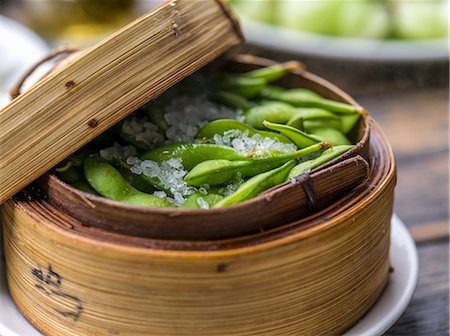 first course - Soya beans in a bamboo steamer Stock Photo - Premium Royalty-Free, Code: 659-08903764