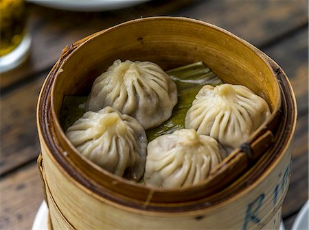 Stuffed dumplings in a bamboo steamer (Asia) Foto de stock - Sin royalties Premium, Código: 659-08903765