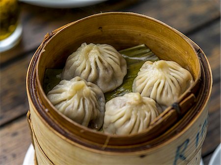 quenelle - Stuffed dumplings in a bamboo steamer (Asia) Foto de stock - Sin royalties Premium, Código: 659-08903765