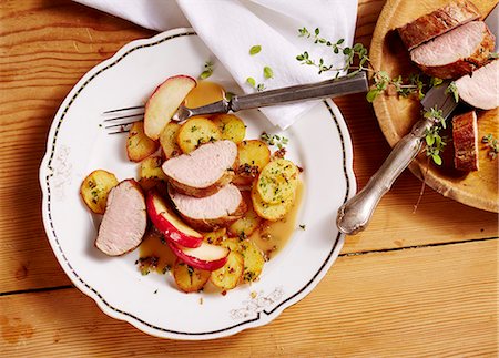 pork dish - Nuremberg pork fillets with marjoram and apple wedges Photographie de stock - Premium Libres de Droits, Code: 659-08903818