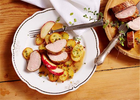 pork - Nuremberg pork fillets with marjoram and apple wedges Stock Photo - Premium Royalty-Free, Code: 659-08903818