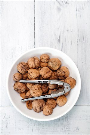 simsearch:659-08903872,k - A bowl of walnuts Photographie de stock - Premium Libres de Droits, Code: 659-08903854