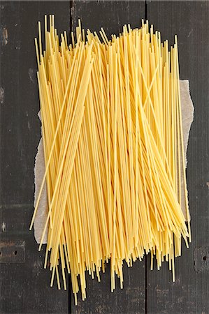 simsearch:659-08903859,k - Spaghetti on a wooden table Stockbilder - Premium RF Lizenzfrei, Bildnummer: 659-08903861