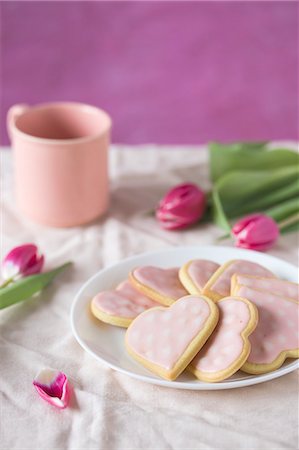 simsearch:632-03754605,k - Pink heart-shaped biscuits for Mother's Day Stock Photo - Premium Royalty-Free, Code: 659-08903880