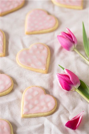 simsearch:632-03754605,k - Pink heart-shaped biscuits Mother's Day Stock Photo - Premium Royalty-Free, Code: 659-08903881