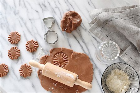 placa de mármol - Gluten-free pastry rolled out with a rolling pin with cutters and a bowl of gluten-free flour on a marble surface Foto de stock - Sin royalties Premium, Código: 659-08903890