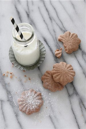 placa de mármol - Gluten-free chocolate biscuits with icing sugar Foto de stock - Sin royalties Premium, Código: 659-08903891