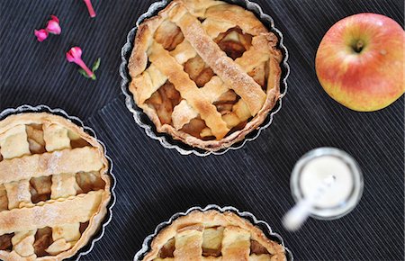 Apple part with a latice lid (seen from above) Photographie de stock - Premium Libres de Droits, Code: 659-08903915