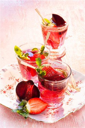 simsearch:659-08903917,k - Detox drinks with strawberries and beetroot Photographie de stock - Premium Libres de Droits, Code: 659-08903917