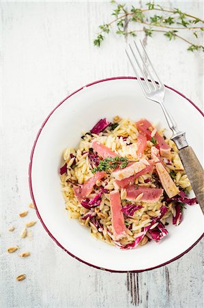 Pasta salad with tuna fish and sunflower seeds Photographie de stock - Premium Libres de Droits, Code: 659-08903912