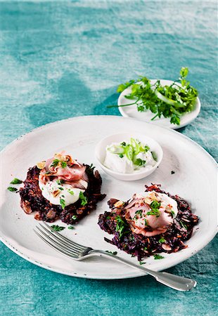 Red sweet potato fritter with roast beef and crème fraîche Stock Photo - Premium Royalty-Free, Code: 659-08903924