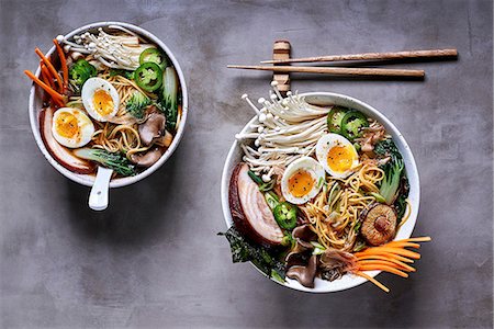 simsearch:649-06432868,k - Ramen noodle soup with mushrooms, vegetables, pork belly and egg (Japan) Foto de stock - Sin royalties Premium, Código: 659-08903928