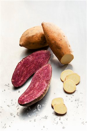simsearch:659-06155450,k - Red and white sweet potatoes Photographie de stock - Premium Libres de Droits, Code: 659-08903923