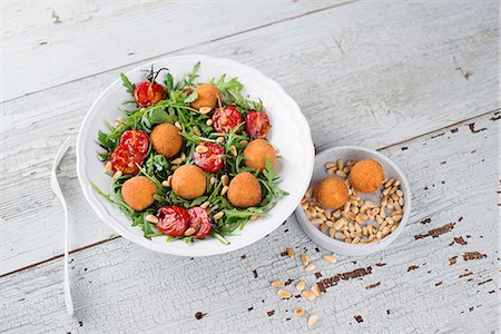 simsearch:659-08902414,k - Rocket salad with tomatoes and crispy mozzarella balls Stockbilder - Premium RF Lizenzfrei, Bildnummer: 659-08903939