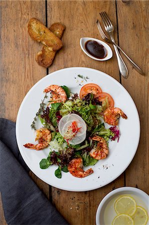 still lemonade - Prawn salad with grilled bread and a Balsamic dressing Stock Photo - Premium Royalty-Free, Code: 659-08903944