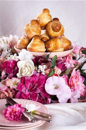simsearch:659-07596990,k - Fresh brioche for an Easter breakfast Stock Photo - Premium Royalty-Free, Code: 659-08903948