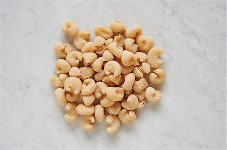 simsearch:659-08419366,k - Fresh pasta on a white surface (seen from above) Photographie de stock - Premium Libres de Droits, Code: 659-08903958