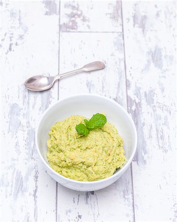 Pea hummus with peppermint Photographie de stock - Premium Libres de Droits, Code: 659-08903976