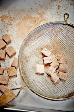 simsearch:659-08903379,k - Marshmallows being dusted with cocoa powder Foto de stock - Sin royalties Premium, Código: 659-08903970