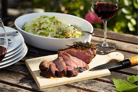 Grilled sirloin with a cabbage salad on a garden table Photographie de stock - Premium Libres de Droits, Code: 659-08903985