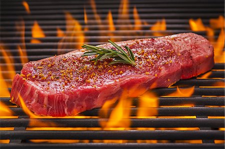 Tri tip steak with rosemary and spices on a flaming barbecue Photographie de stock - Premium Libres de Droits, Code: 659-08939892