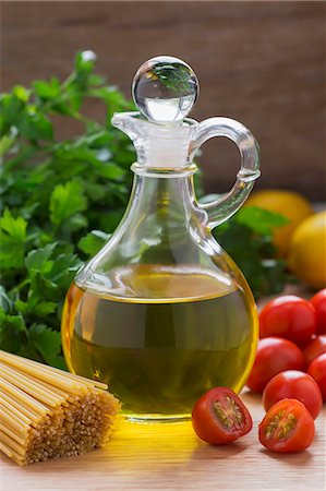 simsearch:659-08940397,k - Olive oil, tomatoes, parsley and spaghetti on a wooden table Photographie de stock - Premium Libres de Droits, Code: 659-08939900