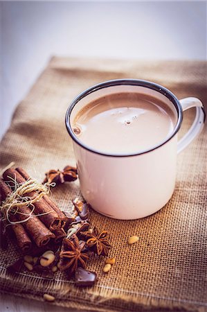 A mug of hot chocolate on a piece of jute with Christmas spices Photographie de stock - Premium Libres de Droits, Code: 659-08939928