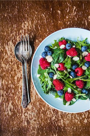 Green salad with rocket, berries and flaked almonds Stock Photo - Premium Royalty-Free, Code: 659-08939922