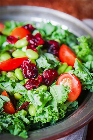 Mixed leaf salad with tomatoes, soya beans and dried cranberries Foto de stock - Sin royalties Premium, Código: 659-08939937