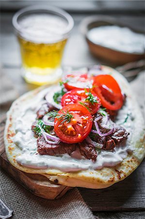 simsearch:659-06155937,k - Pita bread topped with beef, cream cheese, tomatoes and onions Foto de stock - Sin royalties Premium, Código: 659-08939932