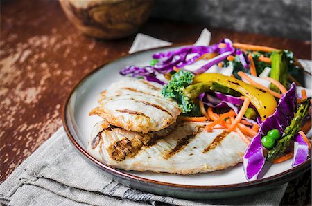 simsearch:659-07028009,k - Grilled chicken breast with a vegetable salad Foto de stock - Sin royalties Premium, Código: 659-08939944