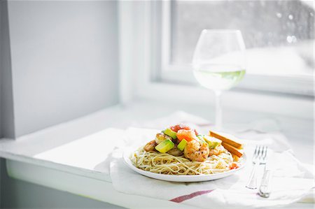 Spaghetti with prawns and avocado Stock Photo - Premium Royalty-Free, Code: 659-08939948