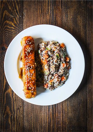simsearch:659-06495301,k - Baked salmon with couscous and vegetables on a wooden surface Photographie de stock - Premium Libres de Droits, Code: 659-08939940