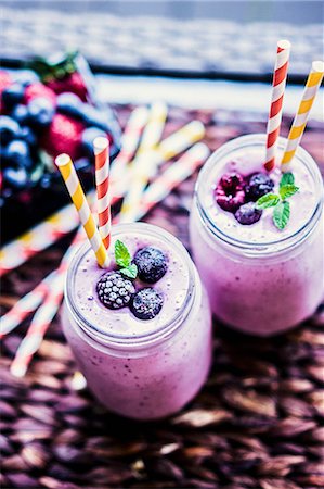 summer drink - Berry smoothies in two screw-top jars with straws Stock Photo - Premium Royalty-Free, Code: 659-08939958