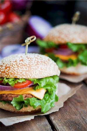 simsearch:700-06714107,k - Cheeseburgers with onions, tomatoes and lettuce Photographie de stock - Premium Libres de Droits, Code: 659-08939975