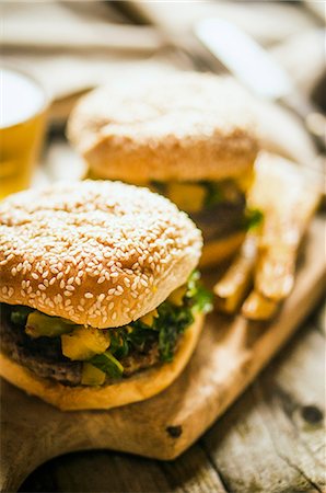 Grilled cheeseburgers with potatoes and beer on a chopping board Photographie de stock - Premium Libres de Droits, Code: 659-08939970