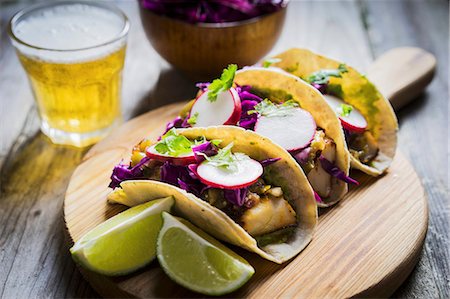 simsearch:659-03526846,k - Taco shells with chicken and radishes (Mexico) Stock Photo - Premium Royalty-Free, Code: 659-08939971