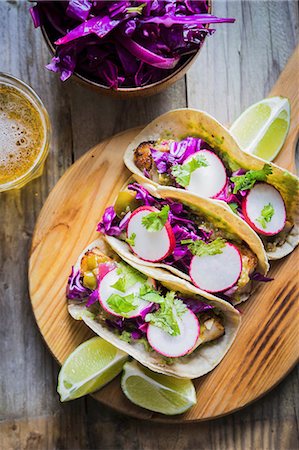 Taco shells with chicken and radishes (Mexico) Photographie de stock - Premium Libres de Droits, Code: 659-08939972