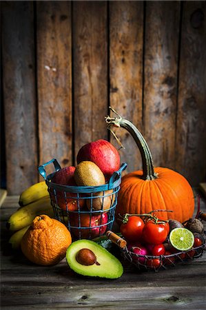 simsearch:689-03125761,k - Fruit and vegetables on a wooden surface Foto de stock - Sin royalties Premium, Código: 659-08939989