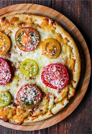 simsearch:659-06901440,k - Cheese and tomato pizza Photographie de stock - Premium Libres de Droits, Code: 659-08939980