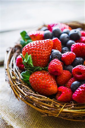 simsearch:659-03537384,k - Fresh berries in a wicker basket Foto de stock - Royalty Free Premium, Número: 659-08939994