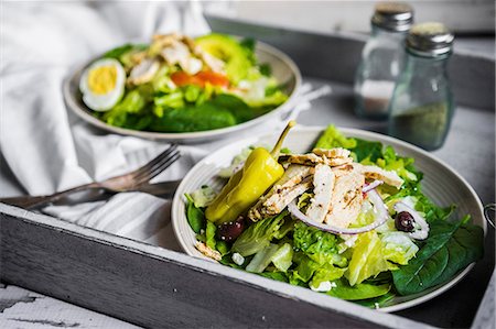 simsearch:659-07958408,k - Green salad with chicken, chillis, red onions and olives Photographie de stock - Premium Libres de Droits, Code: 659-08939998