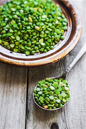 simsearch:659-07597033,k - Organic split peas on a spoon and in bowl on a wooden surface Fotografie stock - Premium Royalty-Free, Codice: 659-08939990