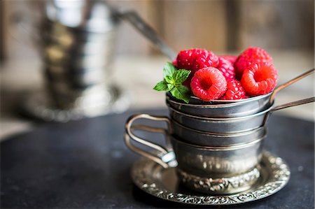 simsearch:659-06903982,k - Fresh raspberries in a stack of silver cups Photographie de stock - Premium Libres de Droits, Code: 659-08940035