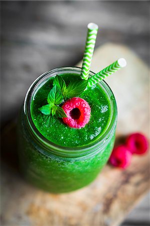 püree - A green smoothie garnished with a raspberry Stock Photo - Premium Royalty-Free, Code: 659-08940037