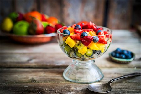 simsearch:659-01862920,k - A colourful fruit salad in a jar on rustic wooden surface Photographie de stock - Premium Libres de Droits, Code: 659-08940055