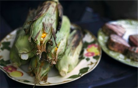 simsearch:659-06902932,k - Grilled corn cobs with leaves and tuna fish steaks on a serving platter Photographie de stock - Premium Libres de Droits, Code: 659-08940064