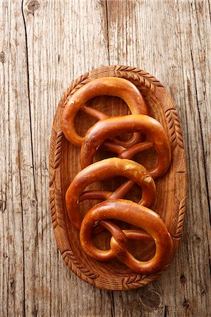 simsearch:659-09125664,k - Pretzels in a wooden bowl Stock Photo - Premium Royalty-Free, Code: 659-08940060