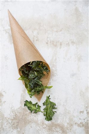 simsearch:659-07069841,k - Kale crisps in a brown paper bag Foto de stock - Sin royalties Premium, Código: 659-08940074